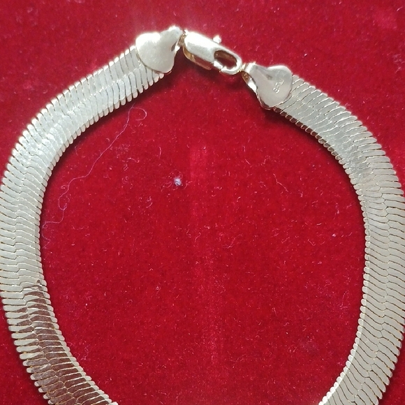 Elegant Gold Bracelet - Picture 2 of 4